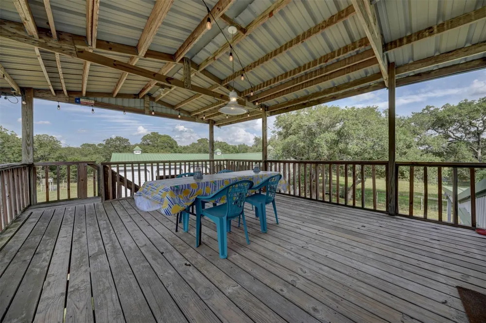 2003 Oakridge Road Weimar, TX 78962