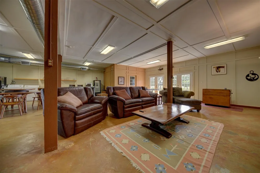 2003 Oakridge Road Weimar, TX 78962
