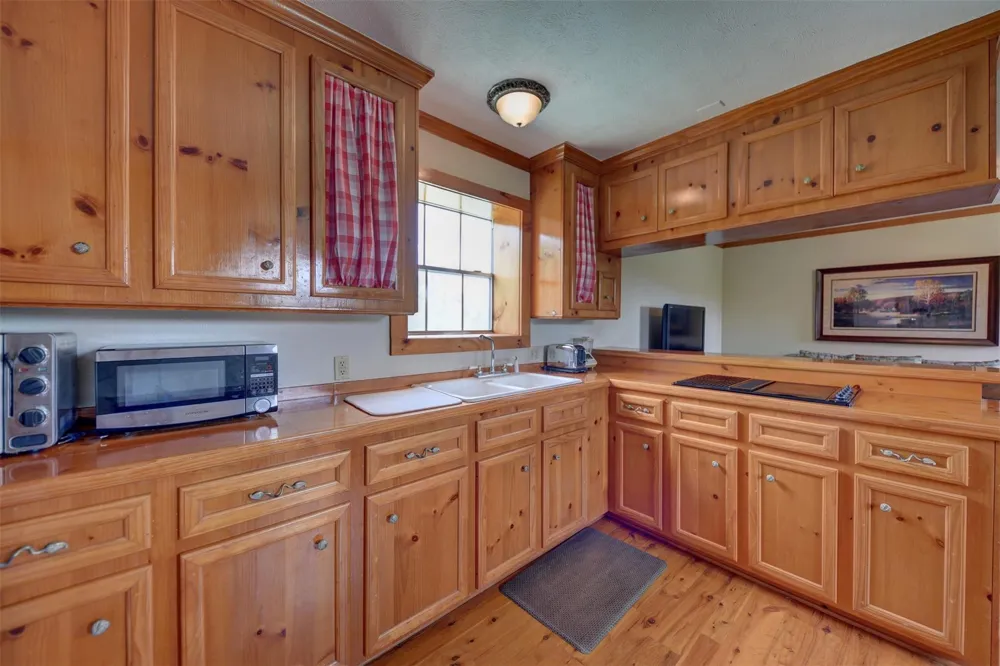 2003 Oakridge Road Weimar, TX 78962