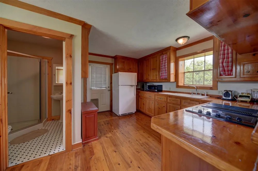 2003 Oakridge Road Weimar, TX 78962