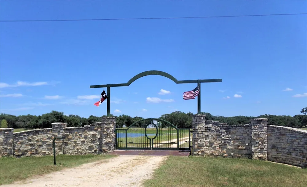 2003 Oakridge Road Weimar, TX 78962