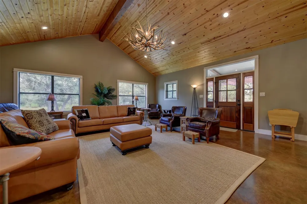 2003 Oakridge Road Weimar, TX 78962