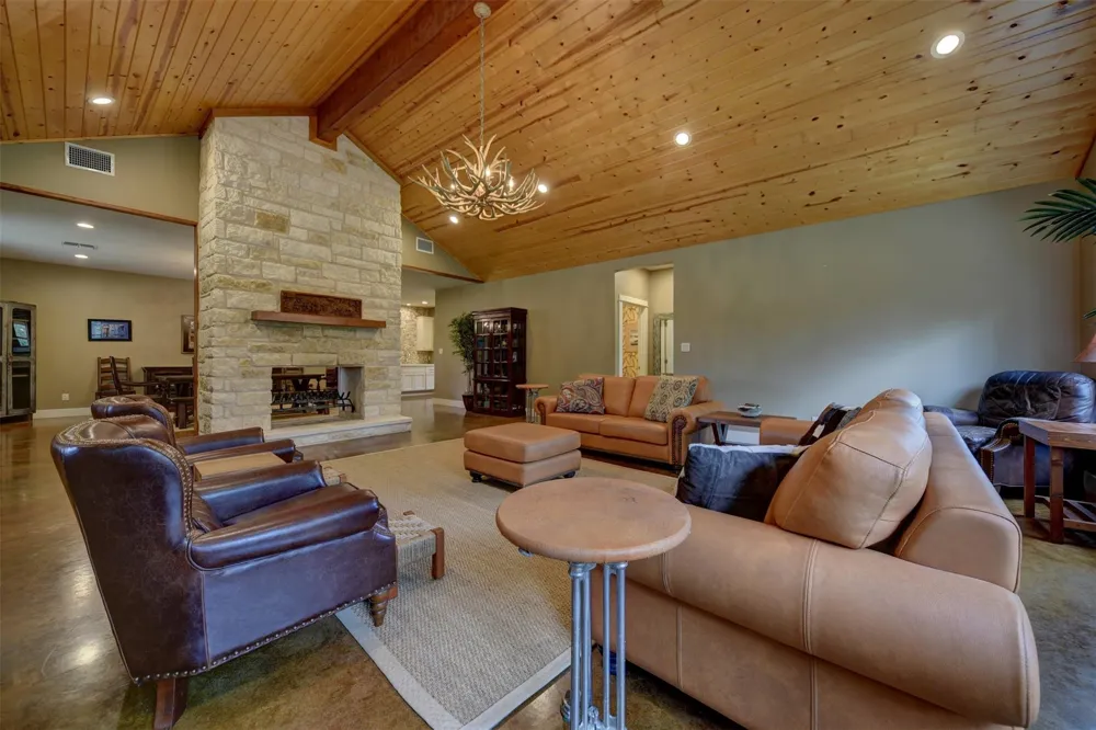 2003 Oakridge Road Weimar, TX 78962
