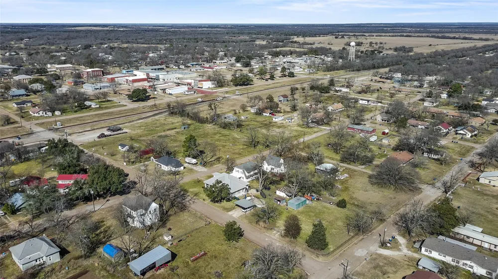 206 S Avenue B Wortham, TX 76693