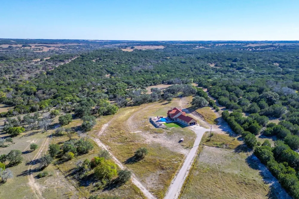 8256 S Us Highway 183 Briggs, TX 78608
