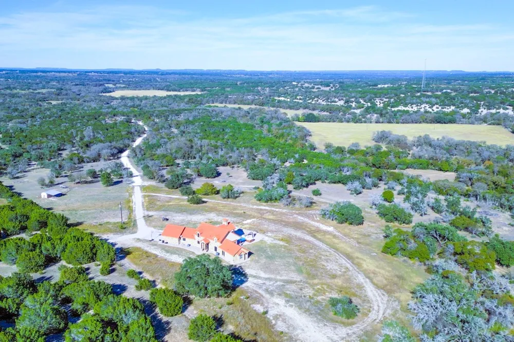 8256 S Us Highway 183 Briggs, TX 78608