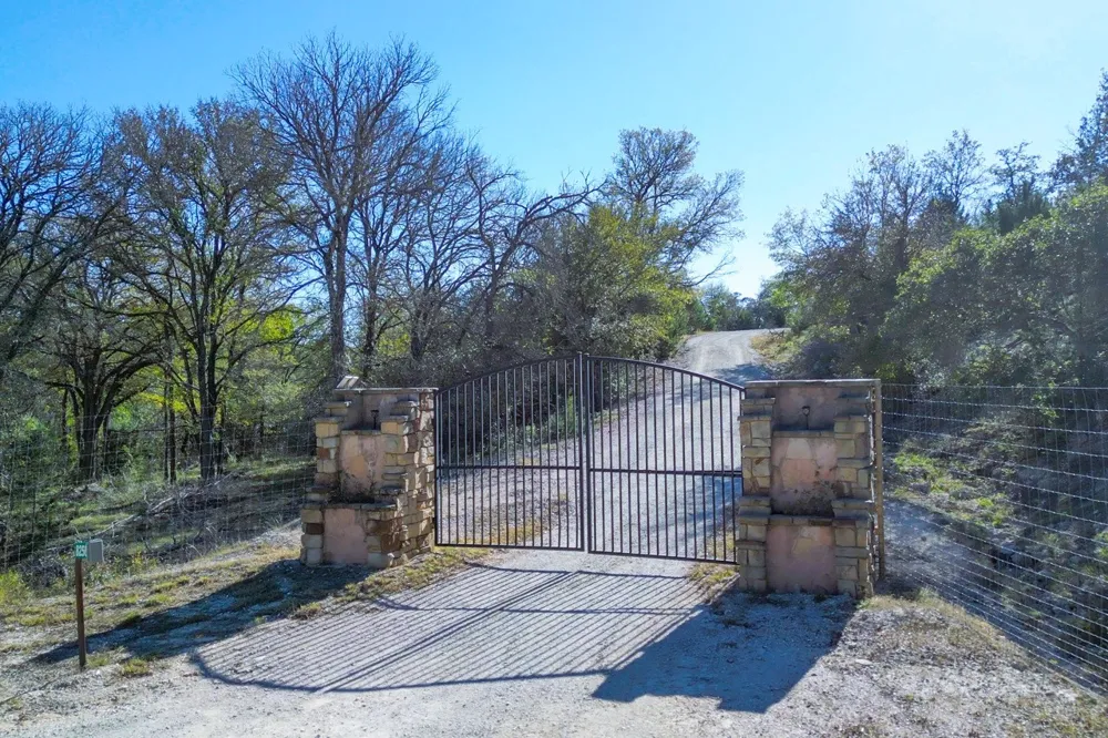 8256 S Us Highway 183 Briggs, TX 78608