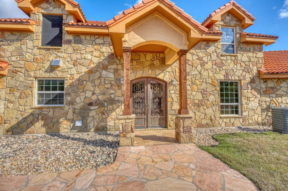 8256 S Us Highway 183 Briggs, TX 78608