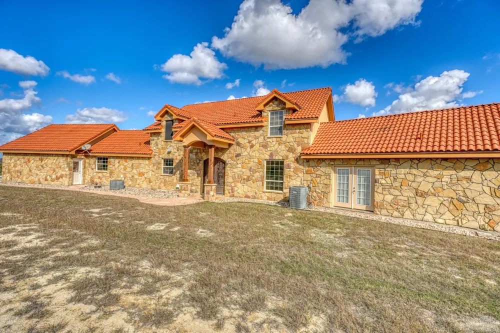 8256 S Us Highway 183 Briggs, TX 78608