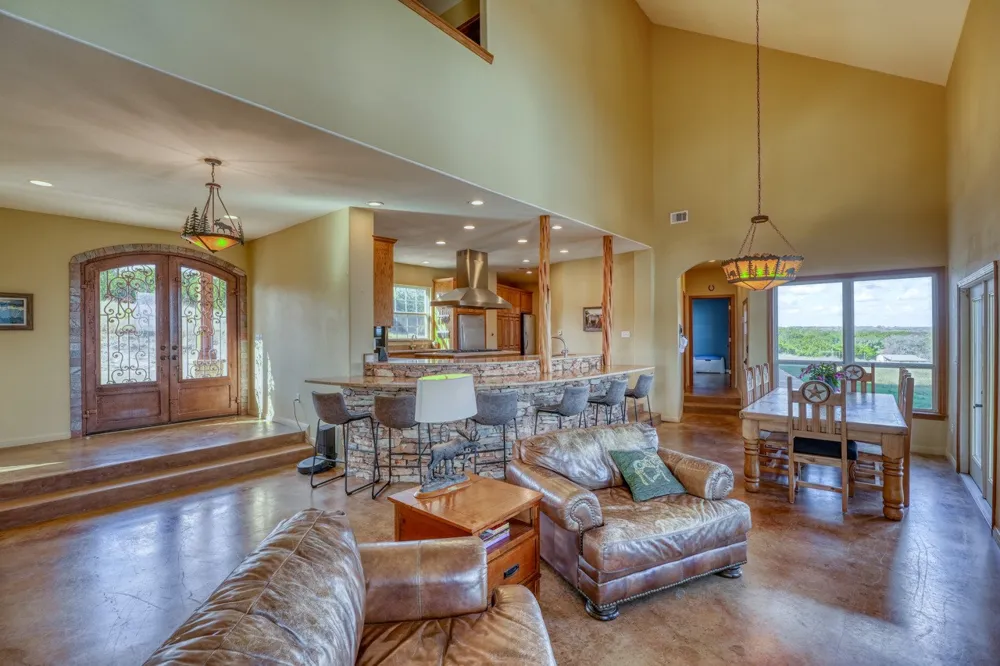 8256 S Us Highway 183 Briggs, TX 78608