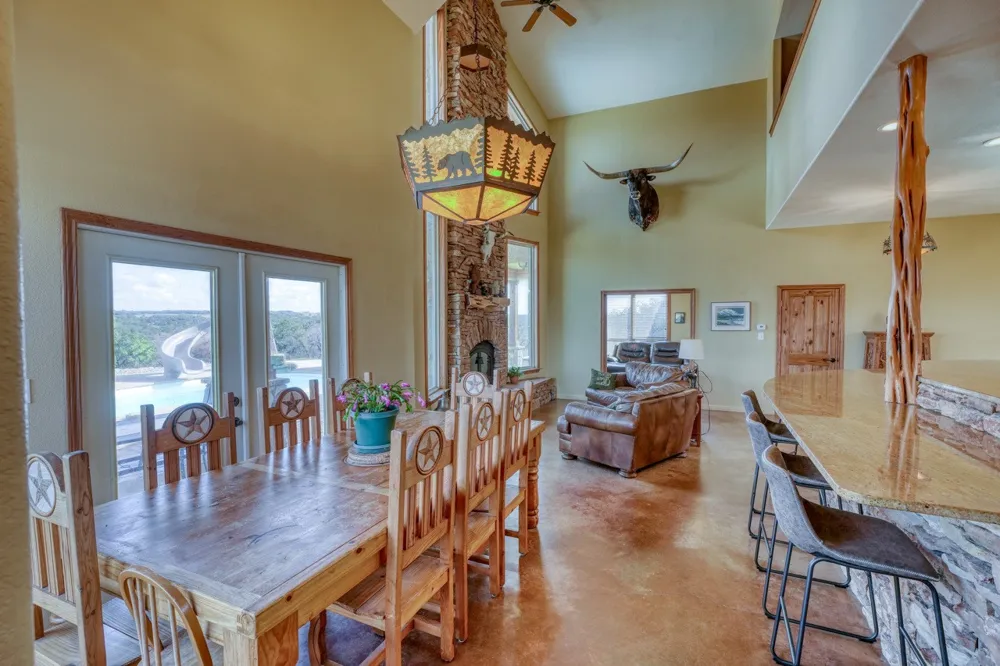 8256 S Us Highway 183 Briggs, TX 78608