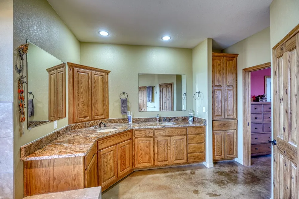 8256 S Us Highway 183 Briggs, TX 78608