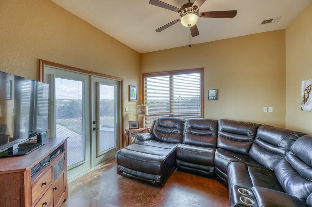 8256 S Us Highway 183 Briggs, TX 78608