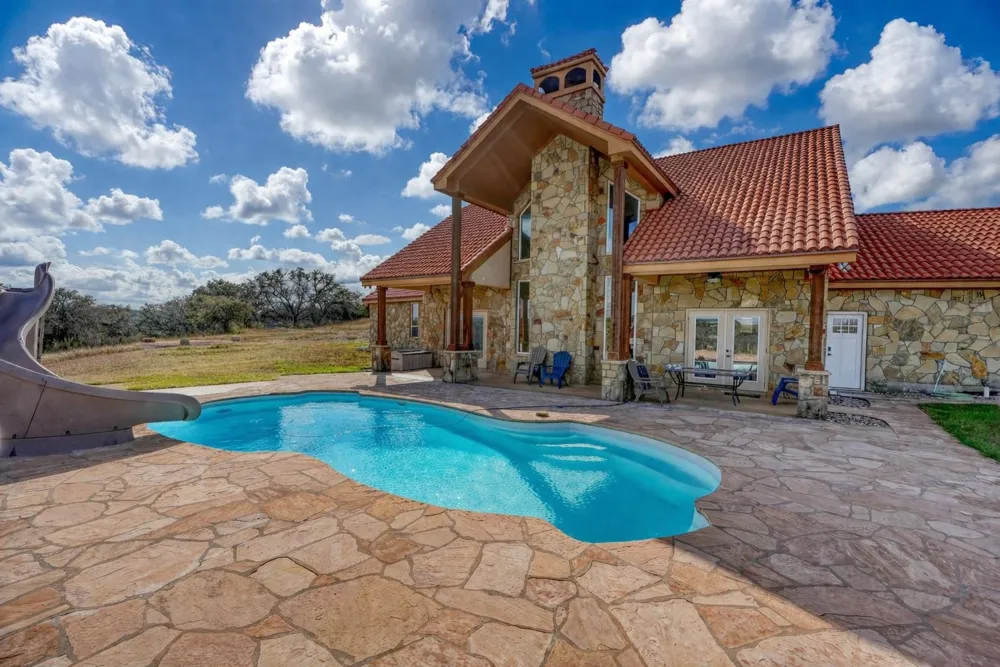 8256 S Us Highway 183 Briggs, TX 78608