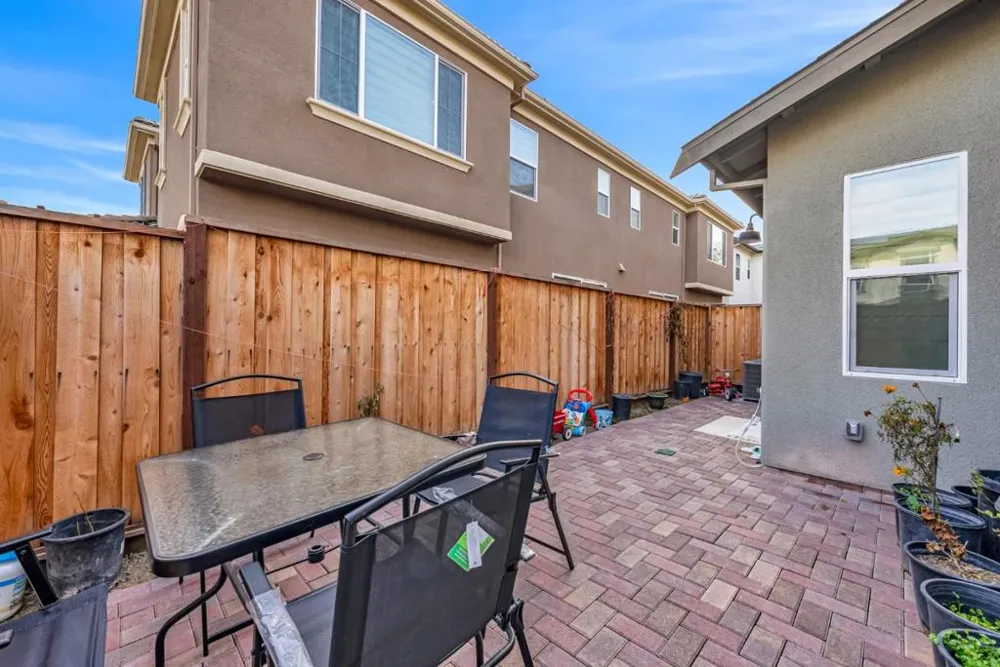 122 W Riverside Place Tracy, CA 95391