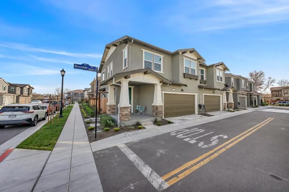 122 W Riverside Place Tracy, CA 95391
