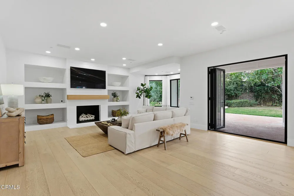 550 Unique Lane Simi Valley, CA 93065