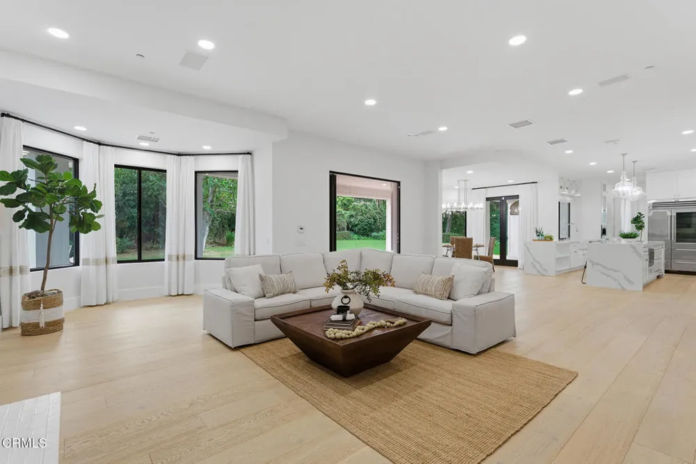 550 Unique Lane Simi Valley, CA 93065