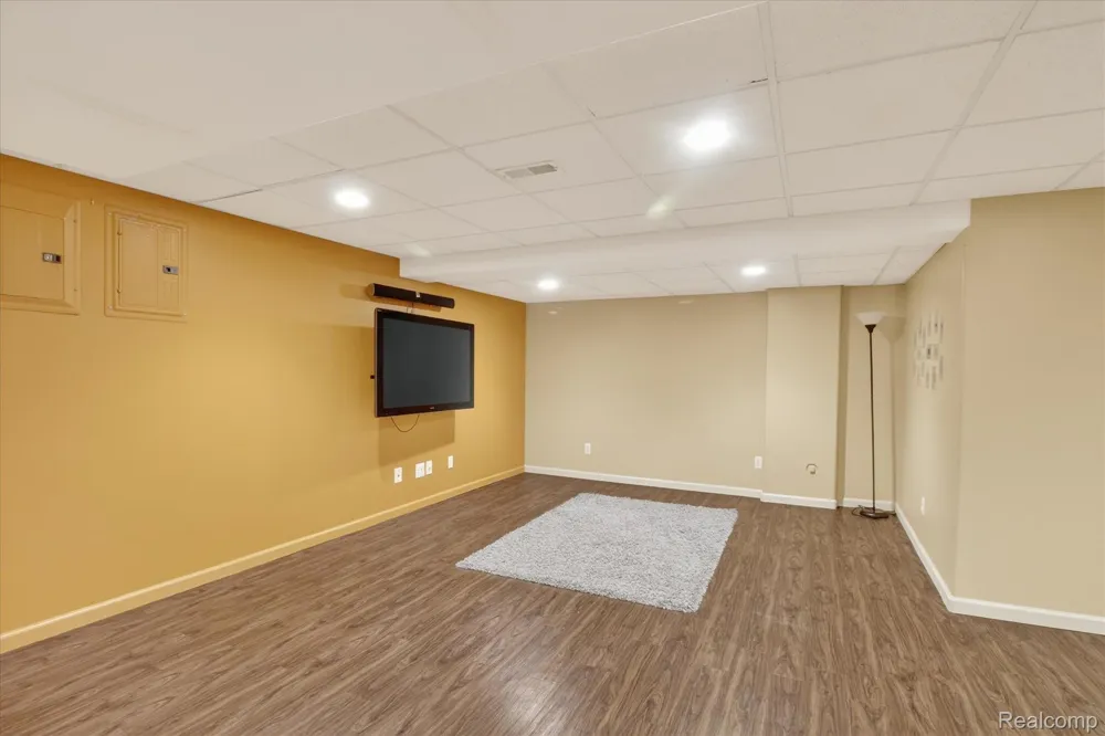 606 Shady Maple Drive Wixom City, MI 48393