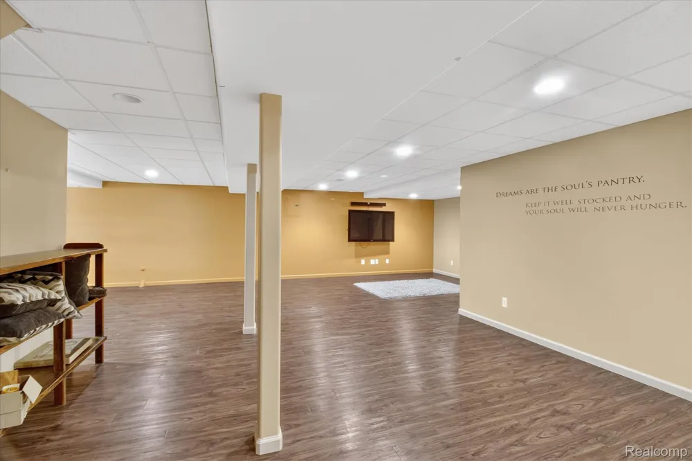 606 Shady Maple Drive Wixom City, MI 48393