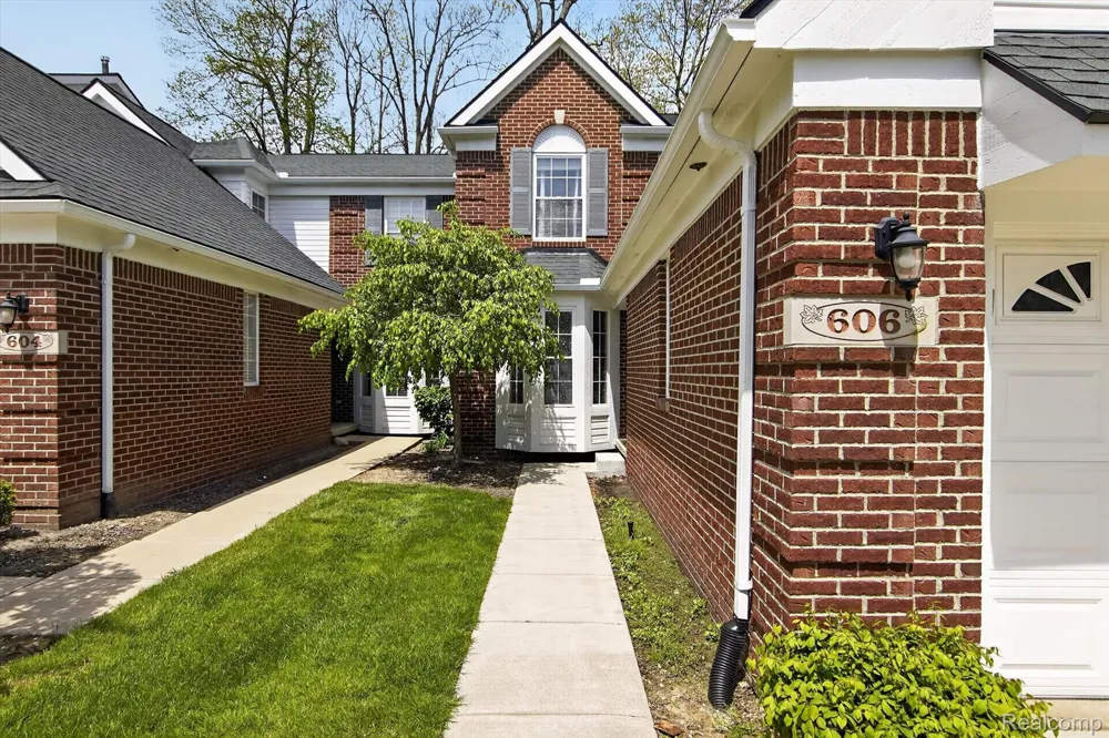 606 Shady Maple Drive Wixom City, MI 48393