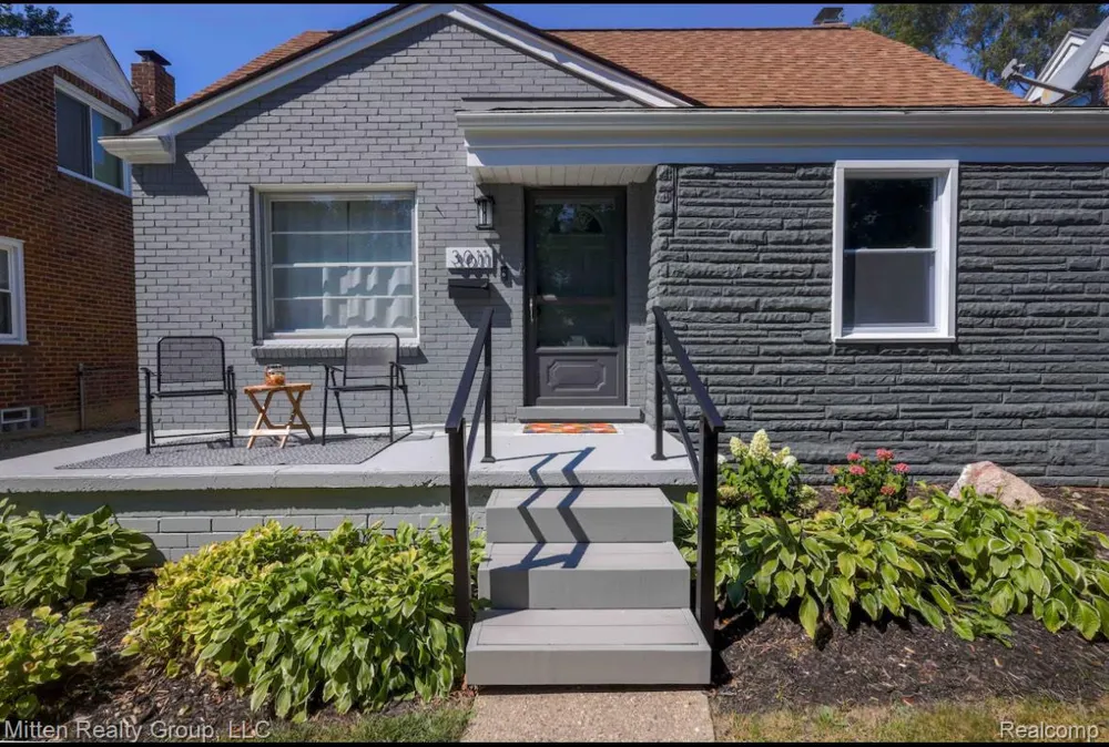 3011 N Alexander Avenue