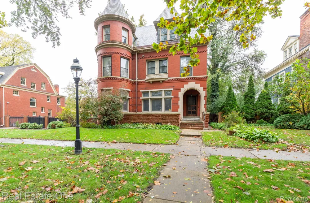 1023 Iroquois Street