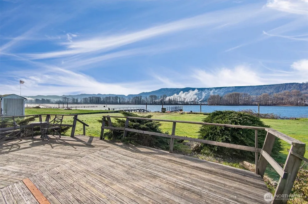 301 W Sunny Sands Cathlamet, WA 98612