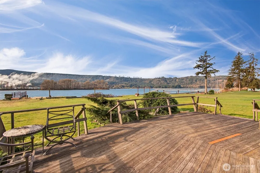 301 W Sunny Sands Cathlamet, WA 98612