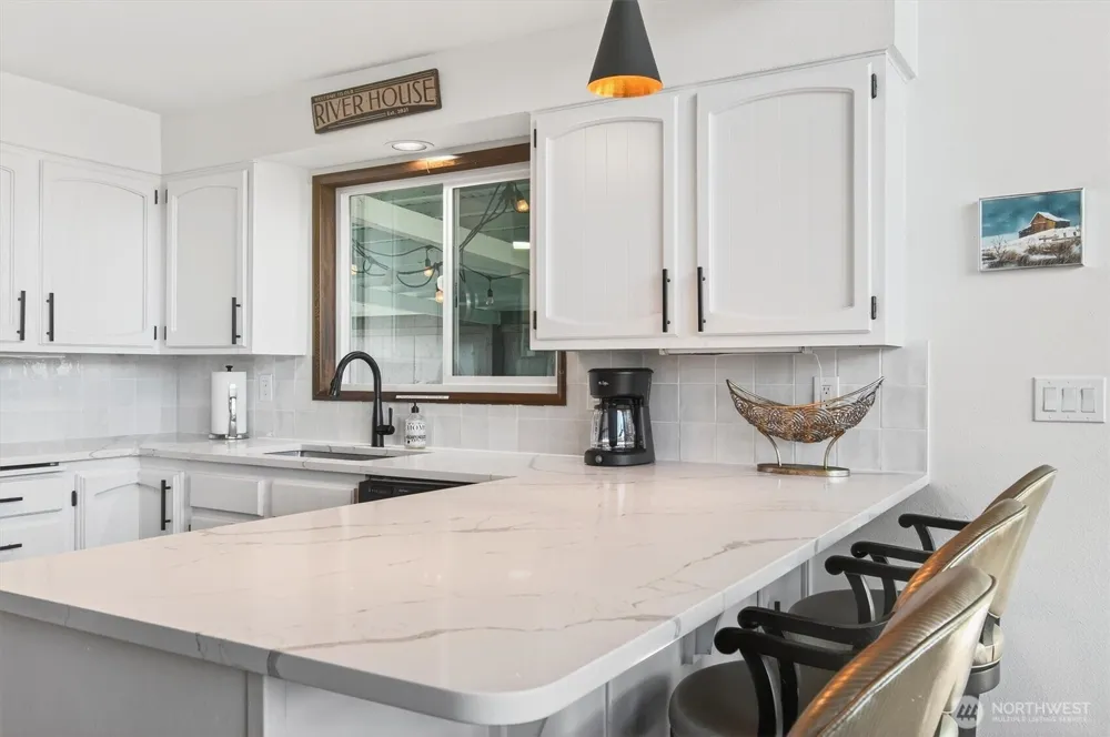 301 W Sunny Sands Cathlamet, WA 98612