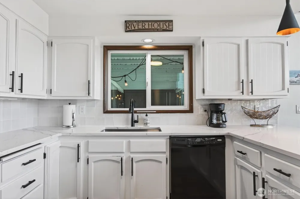 301 W Sunny Sands Cathlamet, WA 98612