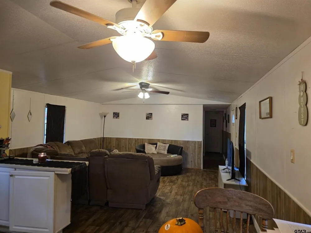 300 Walnut Naples, TX 75568