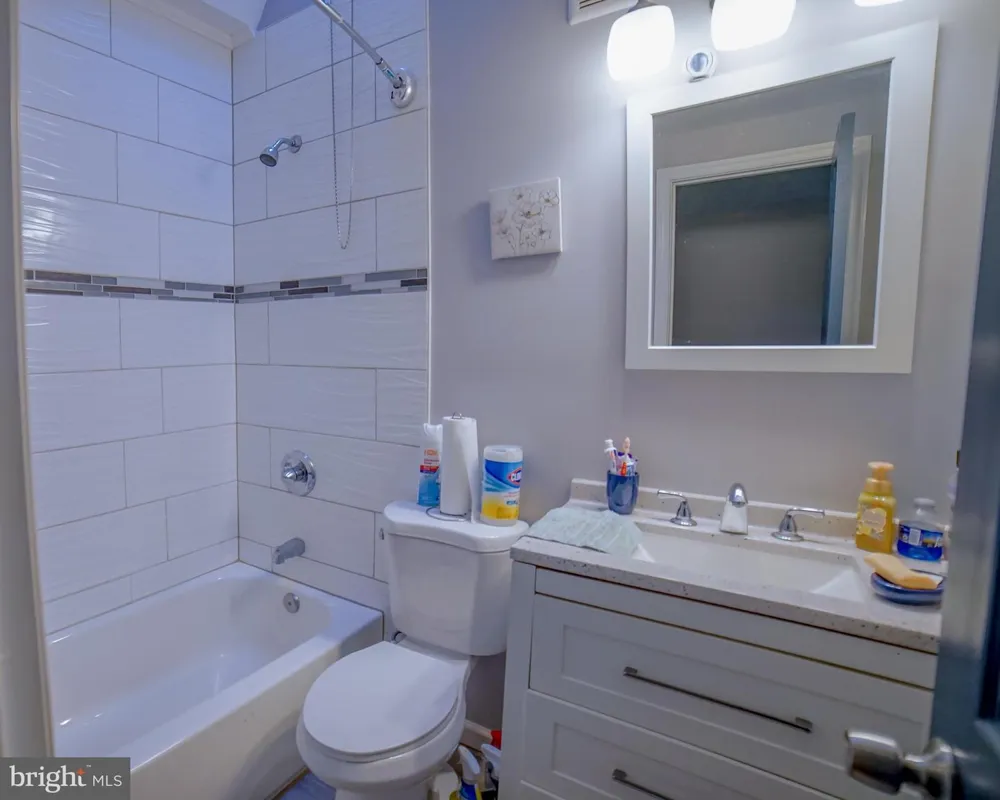 5635 10TH STREET Philadelphia, PA 19141