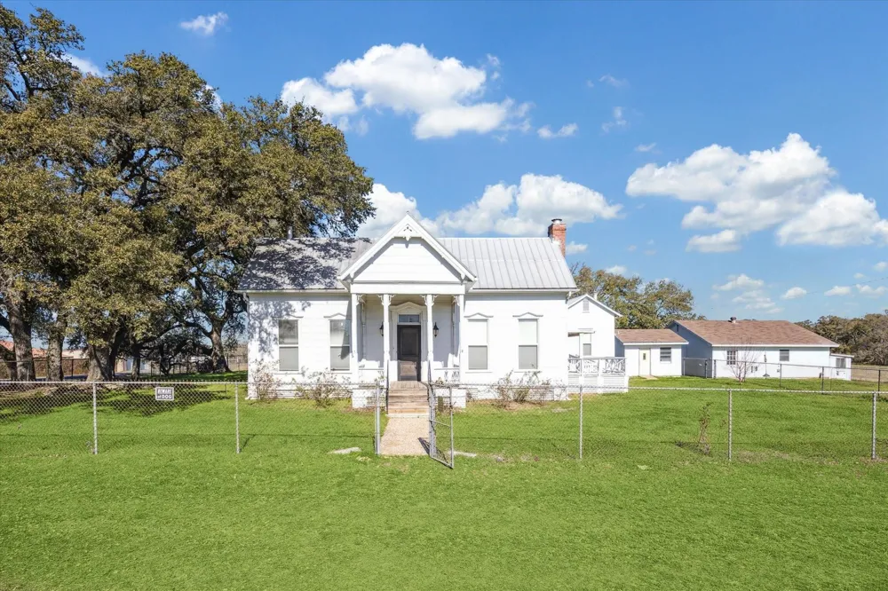 1118 Fm 1697 Burton, TX 77835
