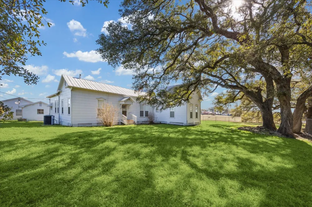 1118 Fm 1697 Burton, TX 77835