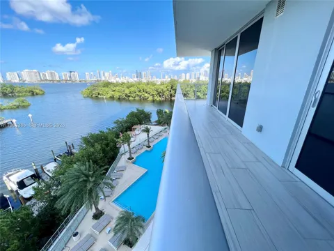 16385 Biscayne Blvd #607