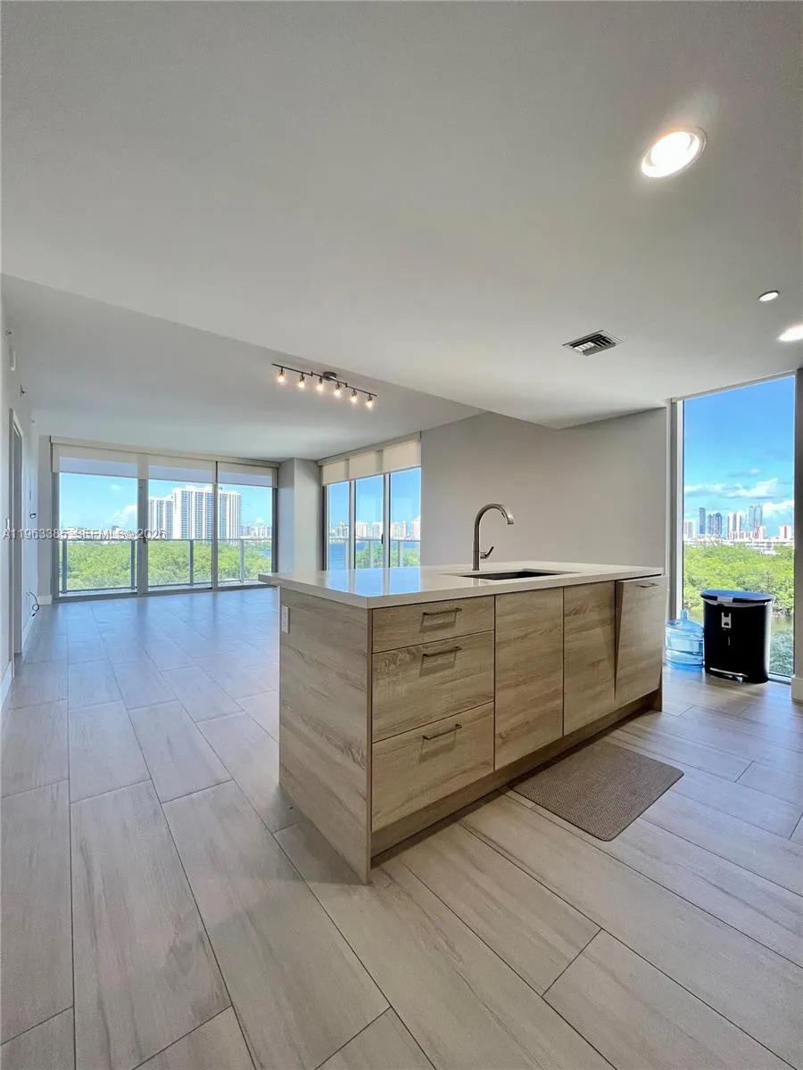 16385 Biscayne Blvd #607 North Miami Beach, FL 33160