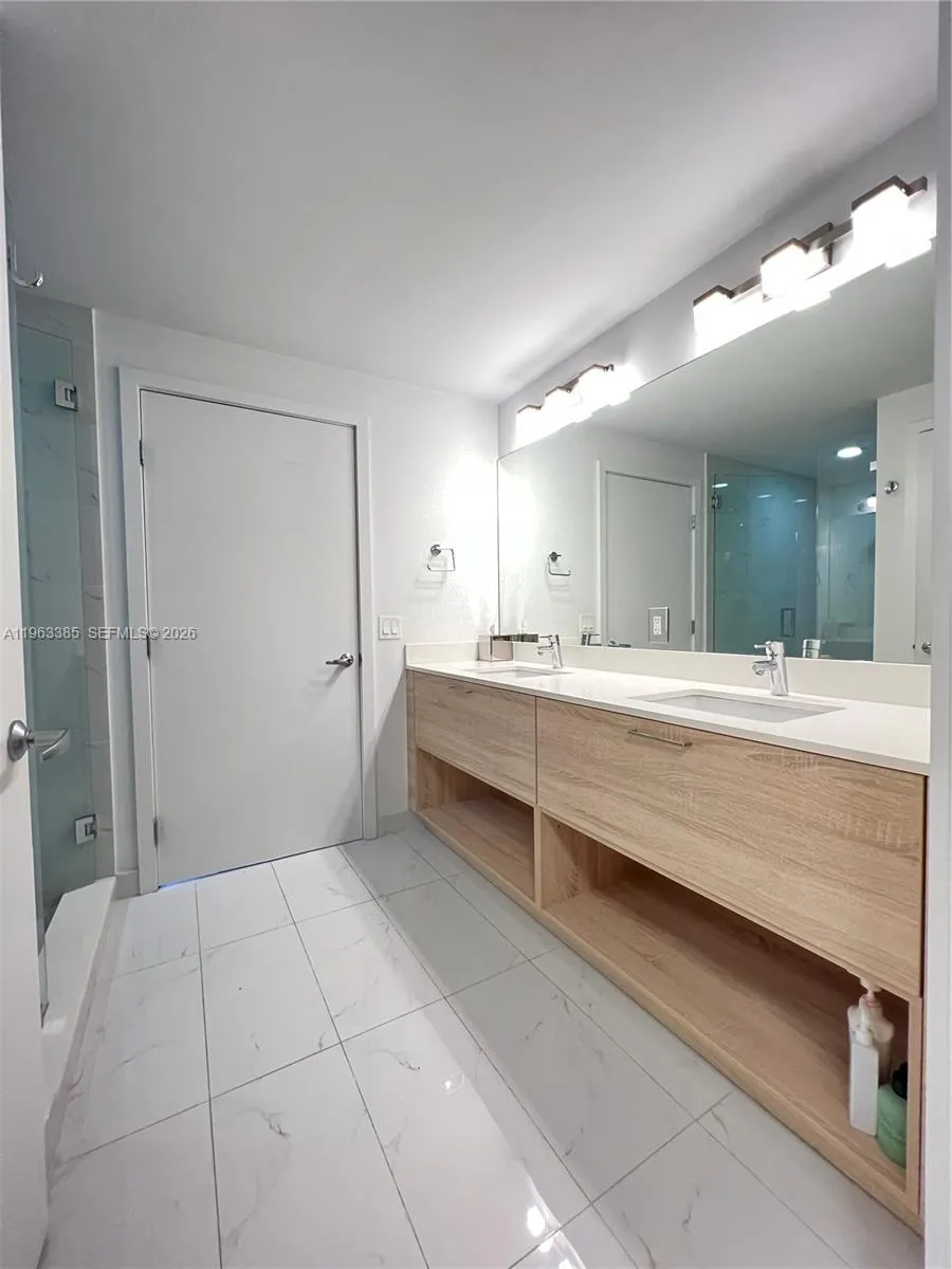16385 Biscayne Blvd #607 North Miami Beach, FL 33160