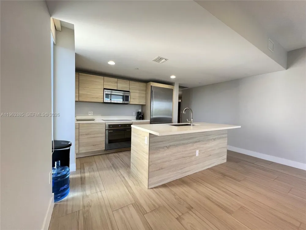 16385 Biscayne Blvd #607 North Miami Beach, FL 33160