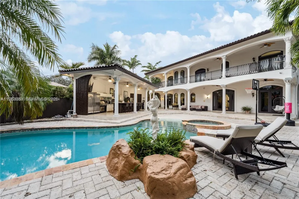 8200 NW 163rd St Miami Lakes, FL 33016