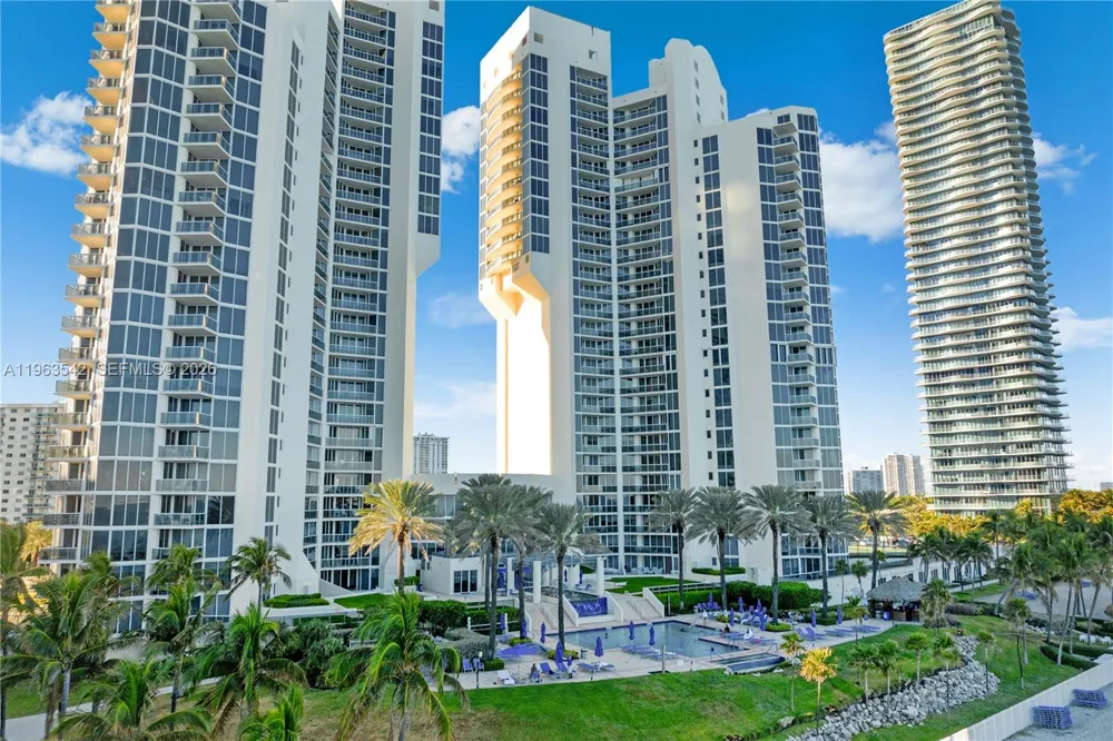 19333 E Collins Ave #1202 Sunny Isles Beach, FL 33160