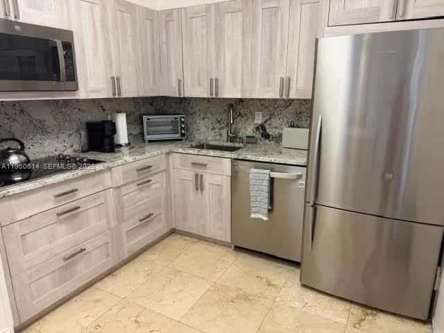 5161 Collins Ave #703 Miami Beach, FL 33140