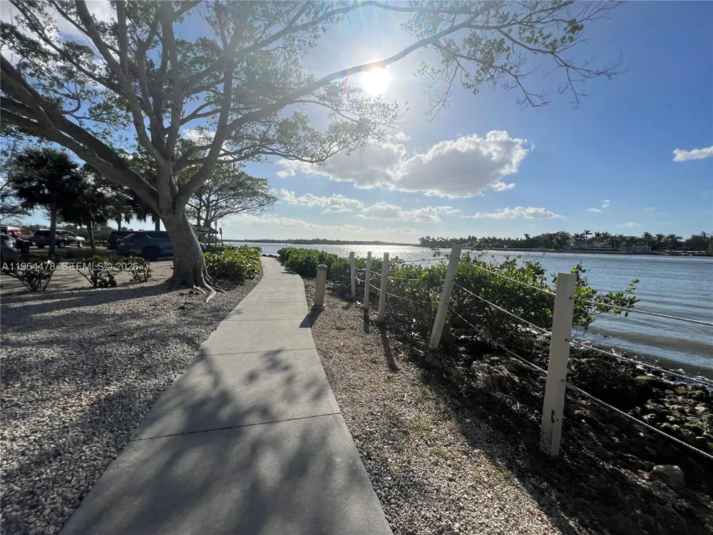 3050 Pine Tree Dr Naples, FL 34112