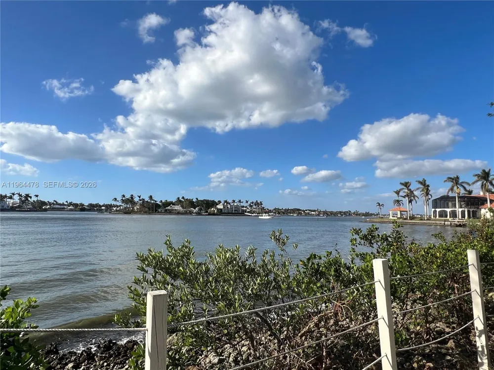 3050 Pine Tree Dr Naples, FL 34112