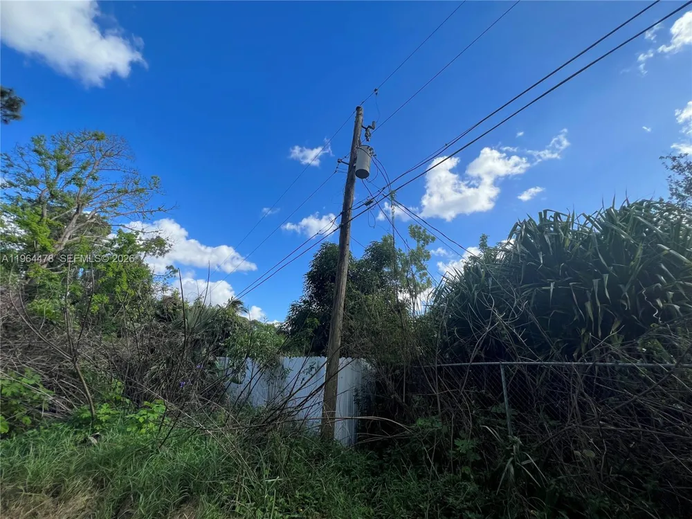 3050 Pine Tree Dr Naples, FL 34112
