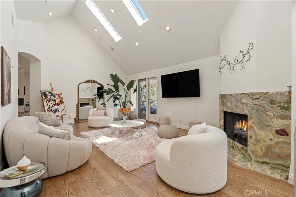 2127 Kress Street Hollywood Hills, CA 90046