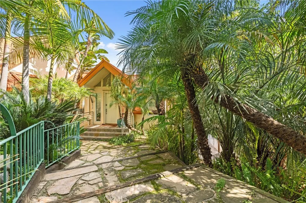 2127 Kress Street Hollywood Hills, CA 90046