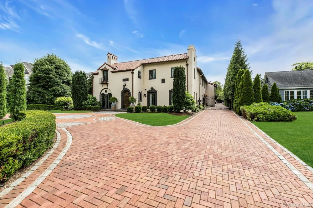 259 Lakeview Avenue W Brightwaters, NY 11718