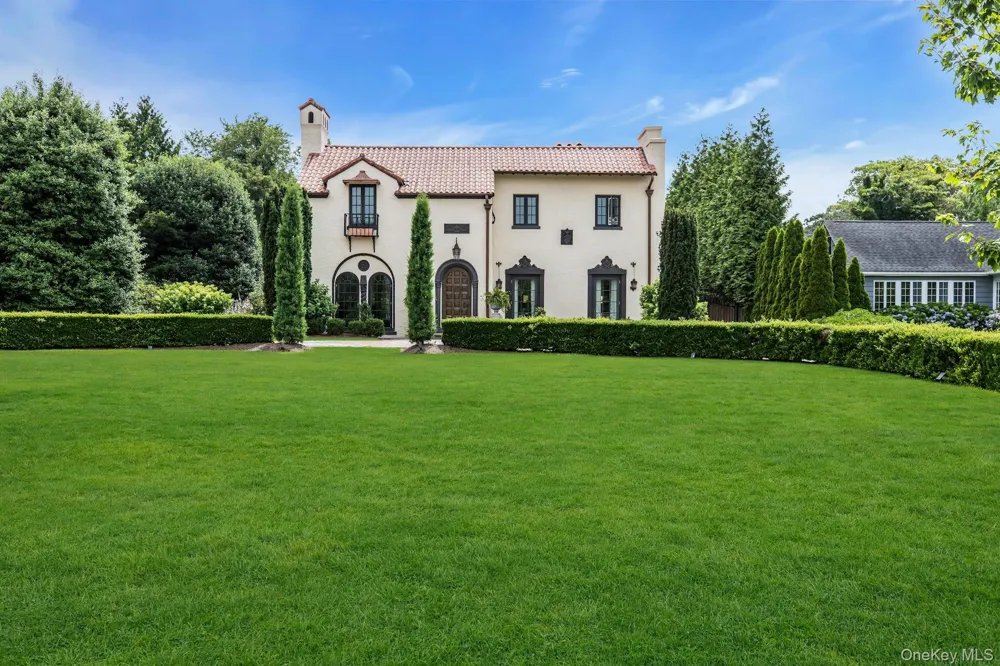 259 Lakeview Avenue W Brightwaters, NY 11718