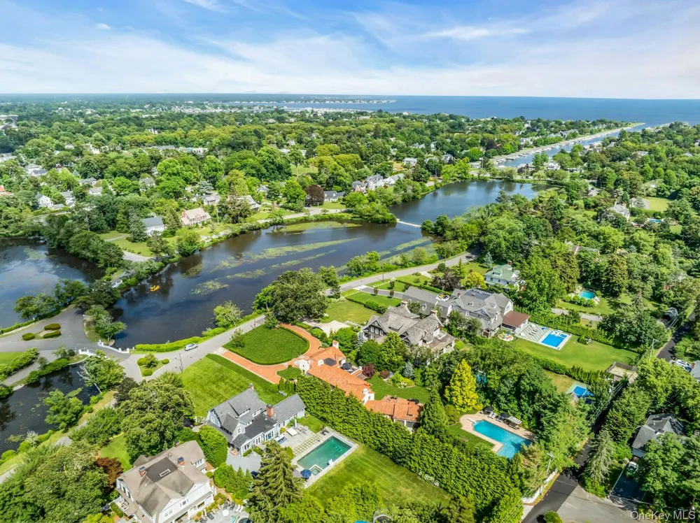 259 Lakeview Avenue W Brightwaters, NY 11718